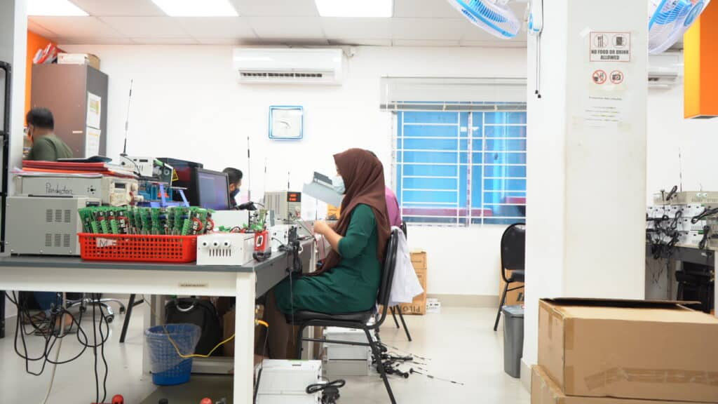 Teknikere fra virksomheden SOLshare samler en SOLbox