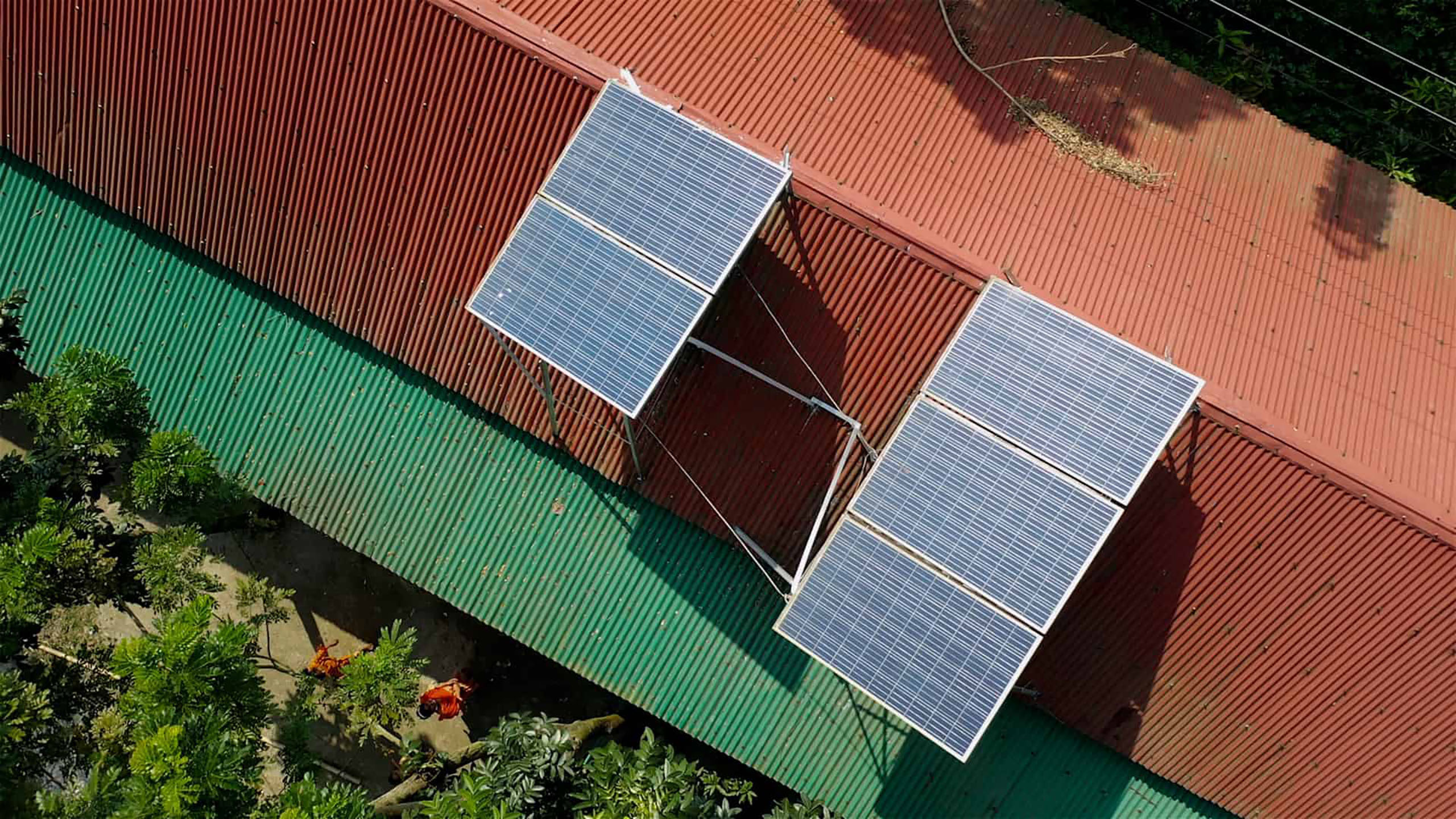 Et hjemme solcelleanlæg i landsbyen Balaima Punji i Bangladesh